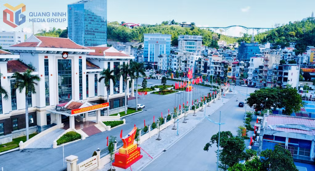 Phường Hồng Gai lắp đặt các cụm Pano áp phích rực rỡ chào mừng Đại hội đại biểu Đảng bộ tỉnh lần thứ XVI dọc các trục đường chính. Ảnh: Minh Hà