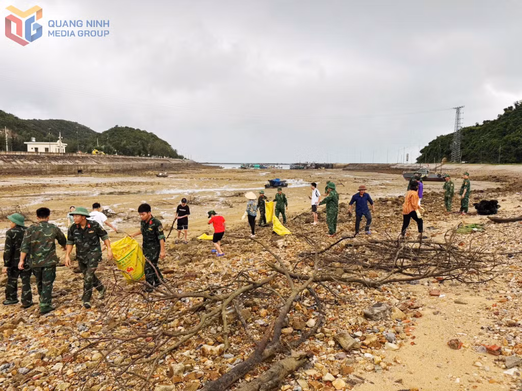 Quân và dân Đảo Trần (Đặc khu Cô Tô) ra quân làm sạch môi trường biển trên địa bàn. Ảnh: Nguyễn Chiến