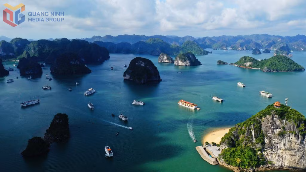 Cảnh quan, môi trường Vịnh Hạ Long luôn được tỉnh Quảng Ninh quan tâm bảo vệ. Ảnh: Đỗ Phương