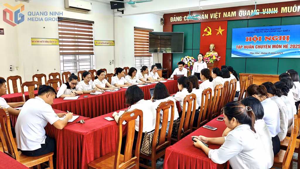 Các trường học, cơ sở giáo dục triển khai công tác tập huấn nghiệp vụ cho cán bộ, giáo viên, sẵn sàng cho năm học mới.