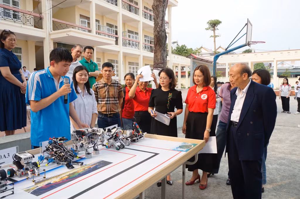 Học sinh Trường THPT Hải Đảo tham gia ngày hội STEM với chủ đề "Khơi nguồn sáng tạo - vững bước tương lai".