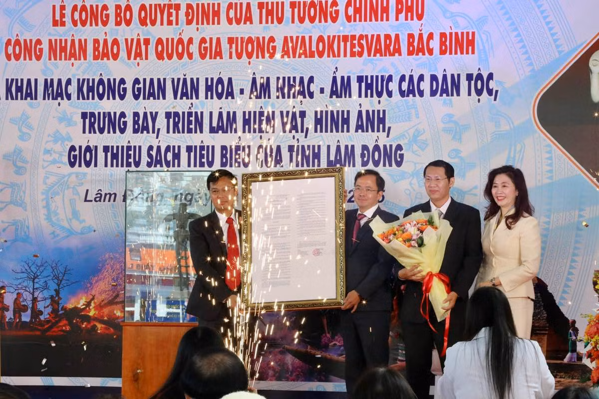 Đại diện tỉnh Lâm Đồng nhận quyết định của Thủ tướng công nhận tượng Avalokitesvara Bắc Bình là Bảo vật quốc gia. Ảnh: Phạm Duy