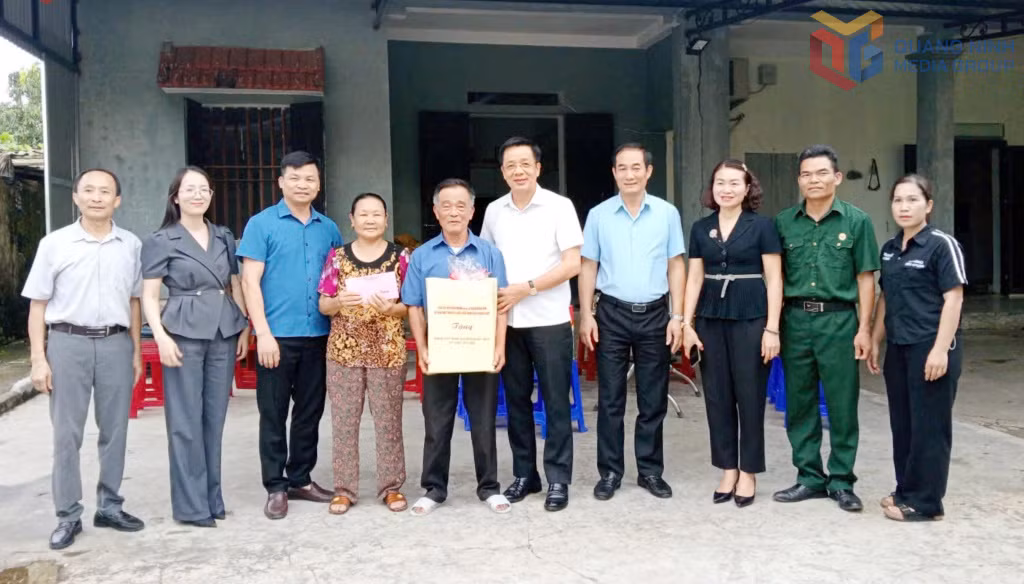 Chủ tịch Ủy ban MTTQ tỉnh Nguyễn Văn Hồi thăm, tặng quà gia đình ông Lê Thành Tô, 77 tuổi, nạn nhân chất độc da cam/dioxin, xã Đông Ngũ tháng 7/2025. Ảnh Mai Hương.
