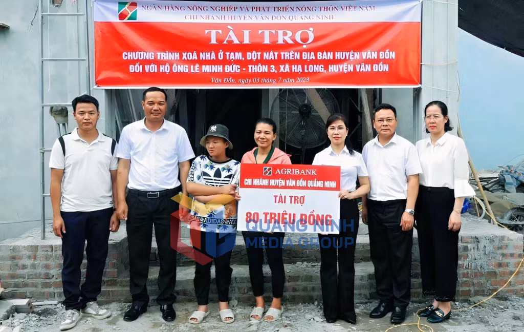 Agribank Chi nhánh Vân Đồn trao tiền hỗ trợ xây dựng nhà ở cho gia đình chị Hà Thị Quỳnh, xã Hạ Long, huyện Vân Đồn (8-2023). Ảnh: Mạnh Trường