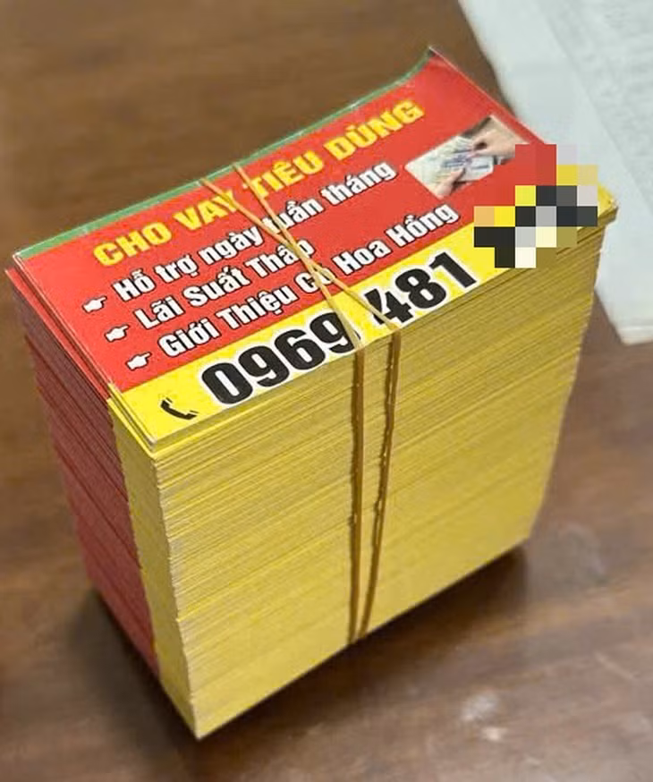 Mẫu quảng cáo cho vay chèn công an hiệu giả mạo (trái) và tờ rơi cho vay do Công an TP.HCM thu giữ - Ảnh: Công an TP.HCM