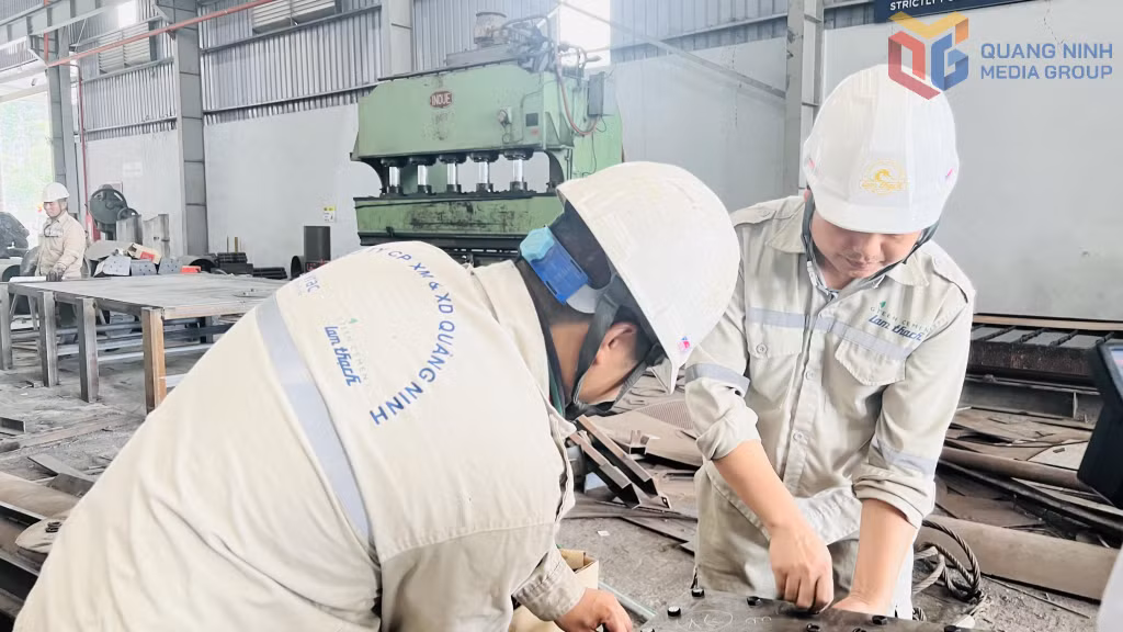 Công nhân Công ty CP Xi măng và Xây dựng Quảng Ninh tích cực thi đua lao động.