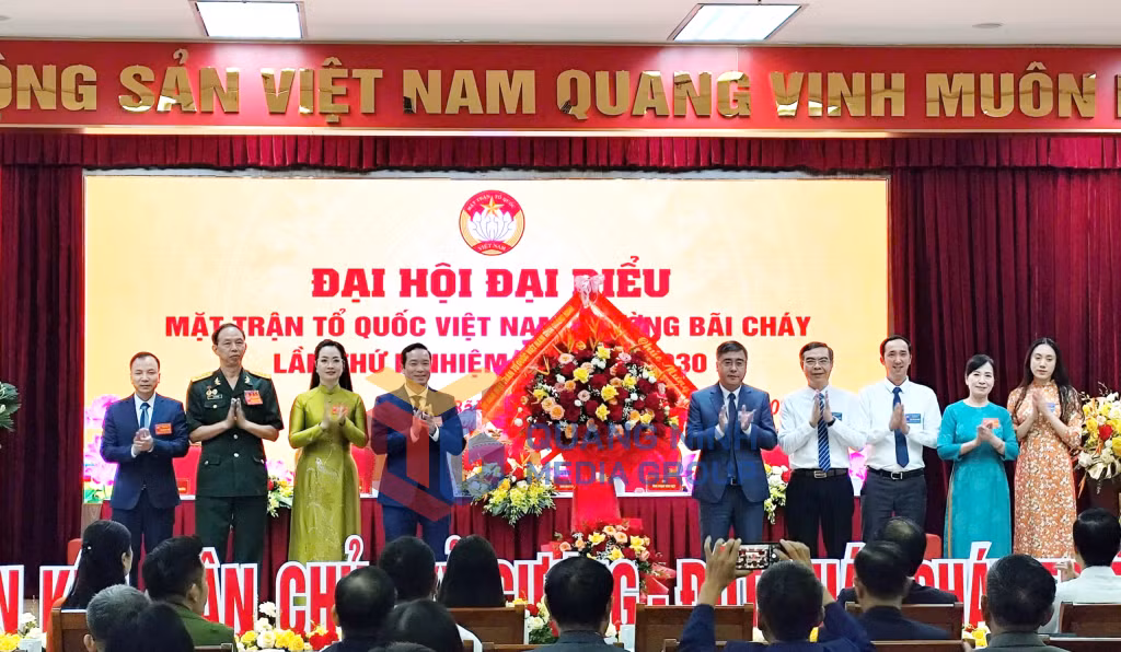 Đồng chí Nguyễn Chí Thành, Tỉnh ủy viên, Phó Chủ tịch Thường trực Ủy ban MTTQ tỉnh tặng hoa chúc mừng đại hội (5-2025). Ảnh: Thiên Trang