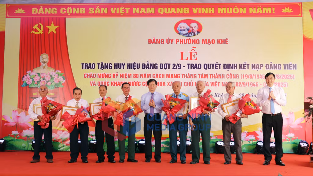 Đồng chí Vũ Quyết Tiến, Phó Bí thư Tỉnh ủy, lãnh đạo phường Mạo Khê trao Huy hiệu 60, 65 năm tuổi Đảng cho các đảng viên (8-2025). Ảnh: Trúc Linh