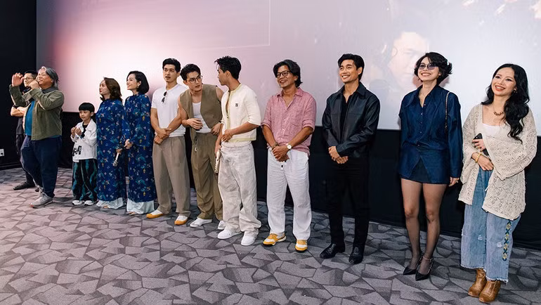 Các nghệ sĩ giao lưu với khán giả tại các cụm rạp.