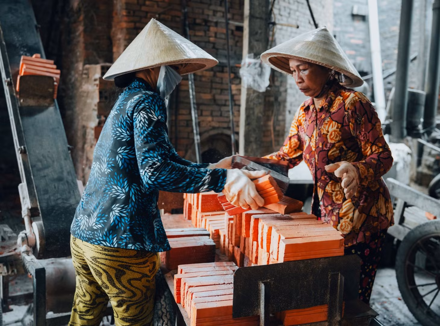 Từ những bàn tay nhiều kinh nghiệm của người thợ thủ công, hàng nghìn tác phẩm có giá trị được ra đời mang đến cho con người nhiều công dụng hữu ích.