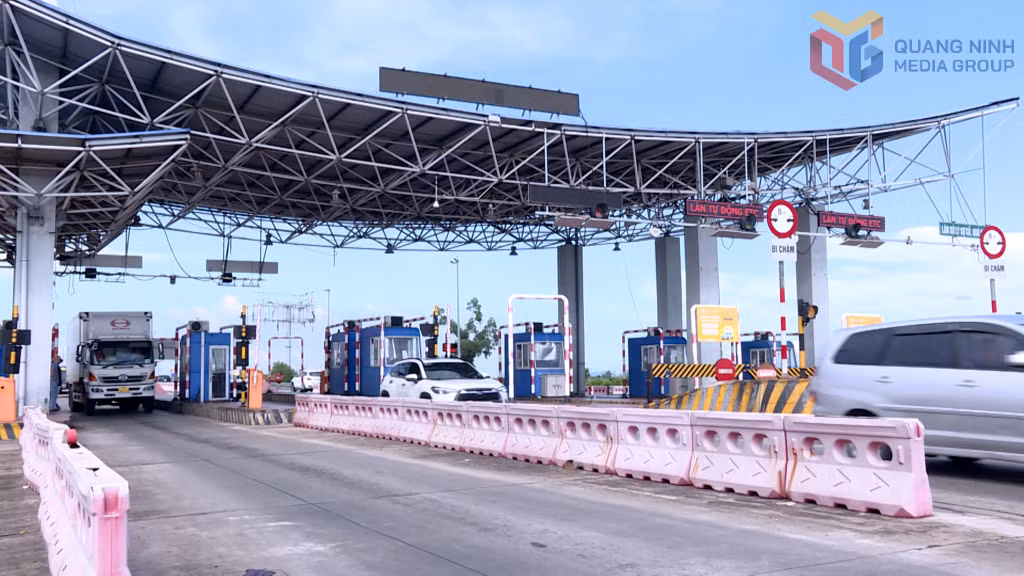 Đến ngày 30/9, đã có trên 80% khách hàng cá nhân sử dụng tài khoản giao thông trả phí không dừng khi đi qua Trạm thu phí Cầu Bạch Đằng, cao tốc Hạ Long - Hải Phòng.