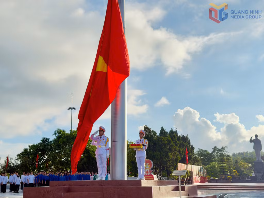 Nghi lễ Thượng cờ Tổ quốc tại Khu Di tích quốc gia đặc biệt Khu lưu niệm Chủ tịch Hồ Chí Minh.