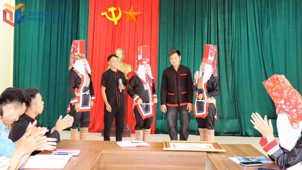 Làn điệu hát Pả dung của dân tộc Dao buổi sinh hoạt chuyên đề tháng 8/2025 của Chi bộ thôn Phiêng Sáp (xã Lục Hồn).