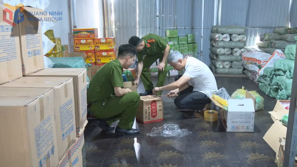 Lực lượng Công an kinh tế (Công an tỉnh) kiểm tra, phát hiện hơn 2 tấn thực phẩm không rõ nguồn gốc xuất xứ tại thị trấn Trới (huyện Hoành Bồ), tháng 6/2025, nay là phường Hoành Bồ.