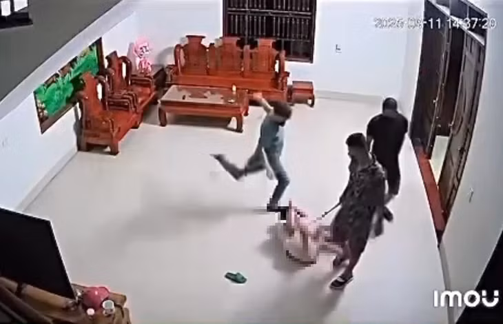 Hình ảnh người đàn ông đá tới tấp vào vùng đầu của người phụ nữ - Ảnh cắt từ clip