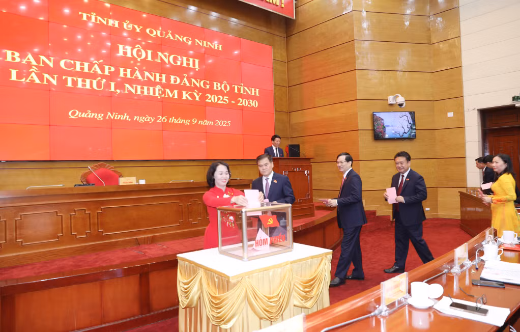 Các đại biểu bỏ phiếu bầu Ủy viên Ban Thường vụ Tỉnh ủy khóa XVI, nhiệm kỳ 2025-2030.