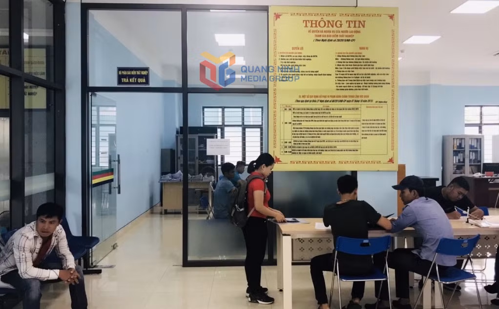 Người lao động tìm hiểu thông tin thị trường việc làm tại Trung tâm Dịch vụ việc làm Quảng Ninh.