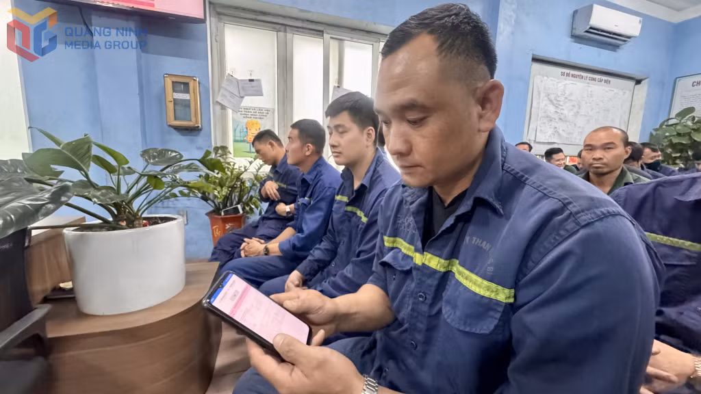 Công nhân Công ty Than Uông Bí cập nhật thông tin ca lệnh sản xuất trên điện thoại thông minh.