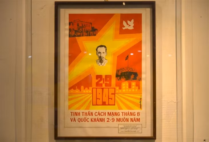 Tranh cổ động “Tinh thần Cách mạng Tháng Tám và Quốc khánh 2/9” của họa sĩ Nguyễn Phúc Khôi. Ảnh: BẢO TÀNG HỒ CHÍ MINH