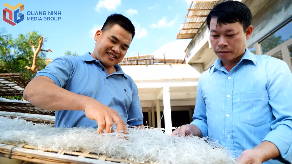 Anh La A Nồng (trái) là đảng viên tiên phong phát triển kinh tế tại thôn Nà Ếch (xã Bình Liêu).