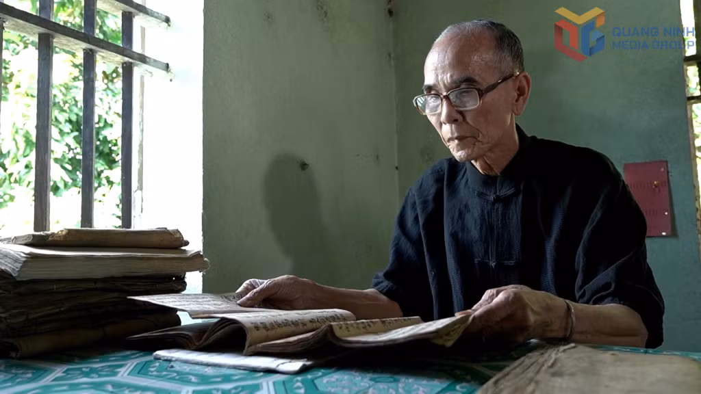 Nghệ nhân dân gian trở thành những "báu vật nhân văn sống", góp phần gìn giữ những giá trị văn hóa đặc sắc của cộng đồng các dân tộc. (Ảnh: Nghệ nhân Lỷ A Sáng (xã Tiên Yên) - người gìn giữ văn hóa của người Sán Chỉ ở Quảng Ninh).