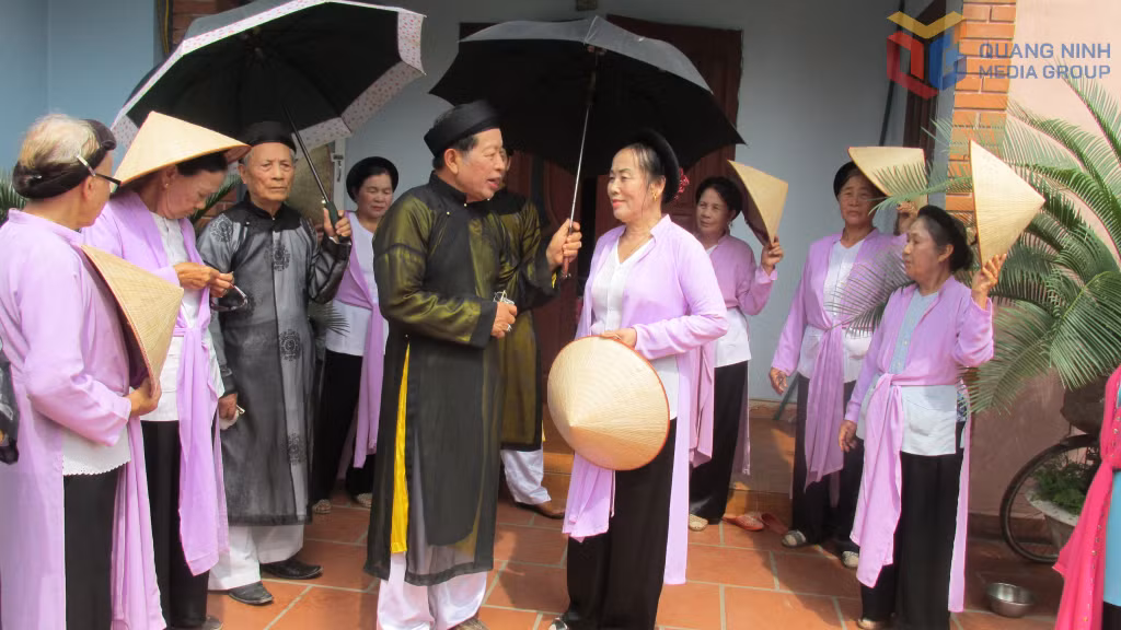 Giao lưu hát đúm giữa các nghệ nhân của Quảng Ninh với Hải Phòng.