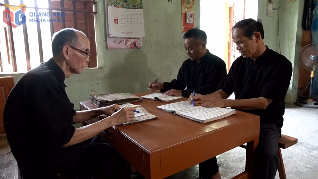 Dù tuổi đã cao nhưng Nghệ nhân Ưu tú Lỷ A Sáng (trái) vẫn tích cực truyền dạy văn hóa của dân tộc Sán Chỉ.