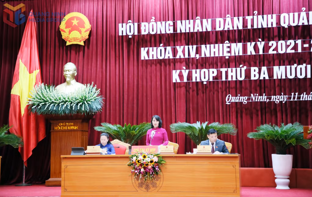 Chủ toạ điều hành kỳ họp.