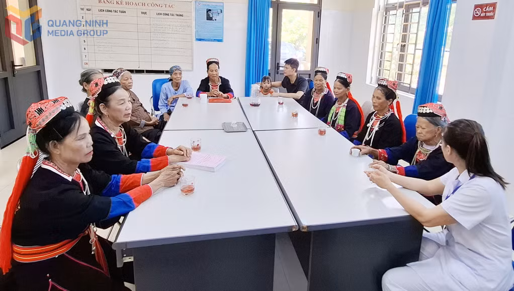 Hội viên người cao tuổi xã Quảng La đến Trạm y tế xã để được tuyên truyền, tư vấn chăm sóc sức khỏe cho bản thân và gia đình.