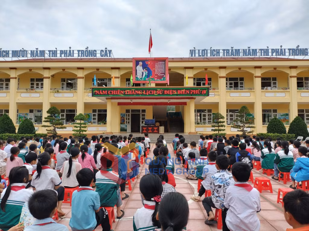Trường Tiểu học Đồng Tâm (huyện Bình Liêu) tổ chức cho học sinh toàn trường theo dõi Lễ kỷ niệm 70 năm Chiến thắng Điện Biên Phủ. Ảnh: La Lành (CTV)