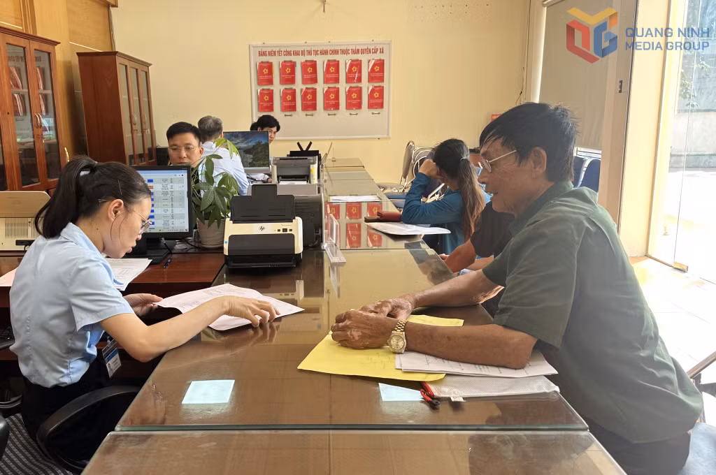 Cán bộ Trung tâm phục vụ hành chính công xã Đông Ngũ giải quyết thủ tục hành chính cho người dân. 