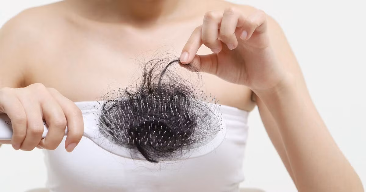 Nếu tình trạng rụng tóc kéo dài, nặng hơn, hoặc có biểu hiện bất thường, bạn nên chủ động thăm khám sớm.