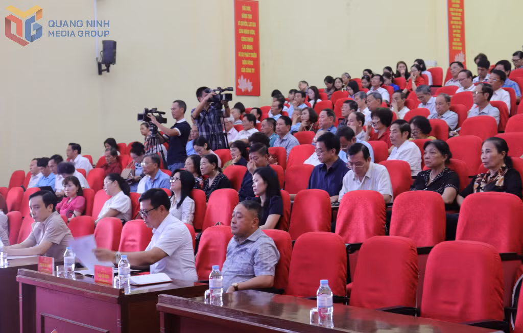 Các đại biểu lắng nghe quán triệt.