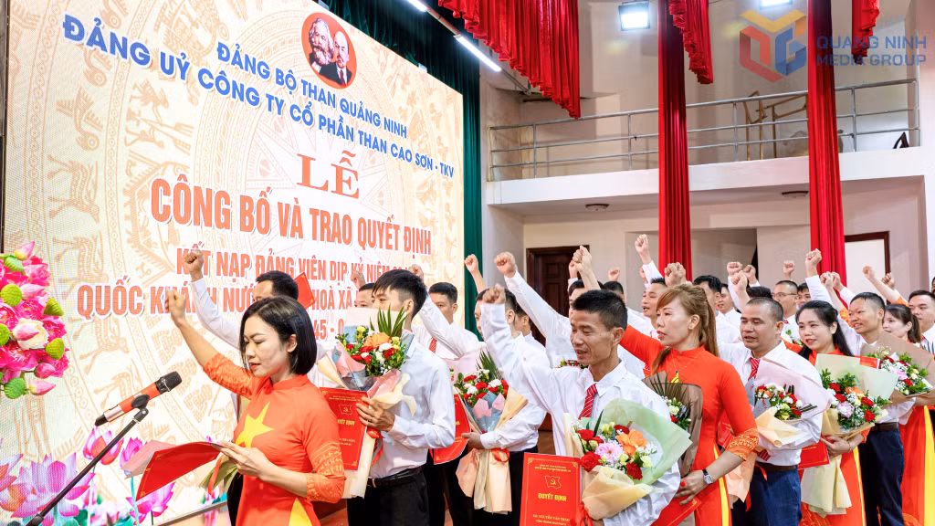Đảng viên Đảng bộ Công ty CP Than Cao Sơn tuyên thệ trong lễ kết nạp.