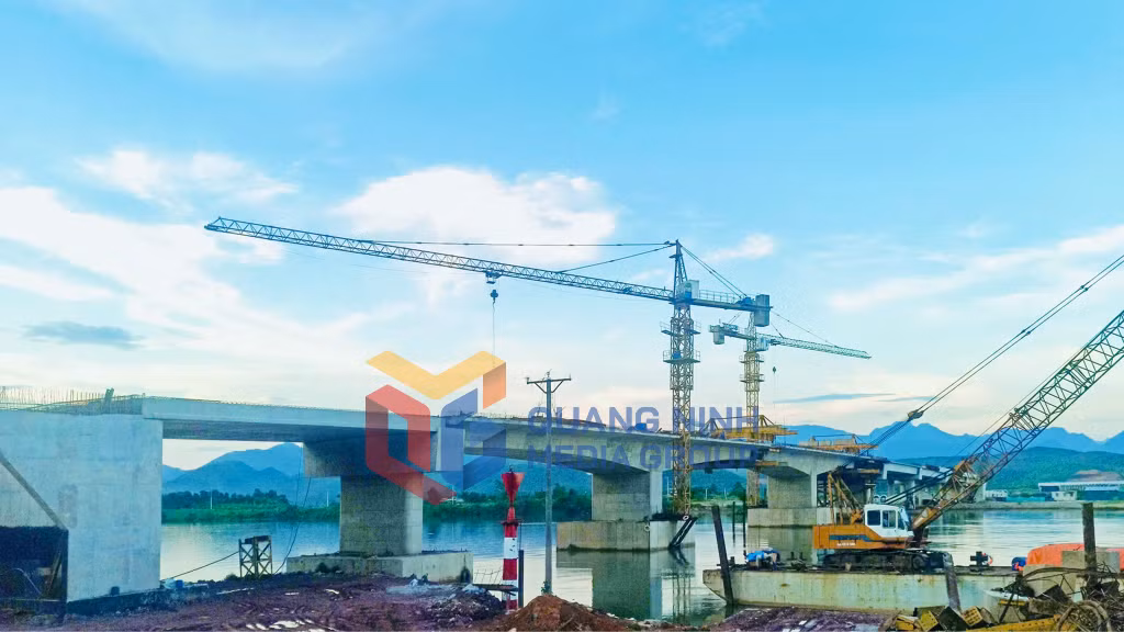 Cây cầu bắc qua sông Tiên Yên thuộc dự án tuyến đường kết nối QL4B đến QL18 đang được gấp rút hoàn thành (9-2025). Ảnh: Mạnh Trường