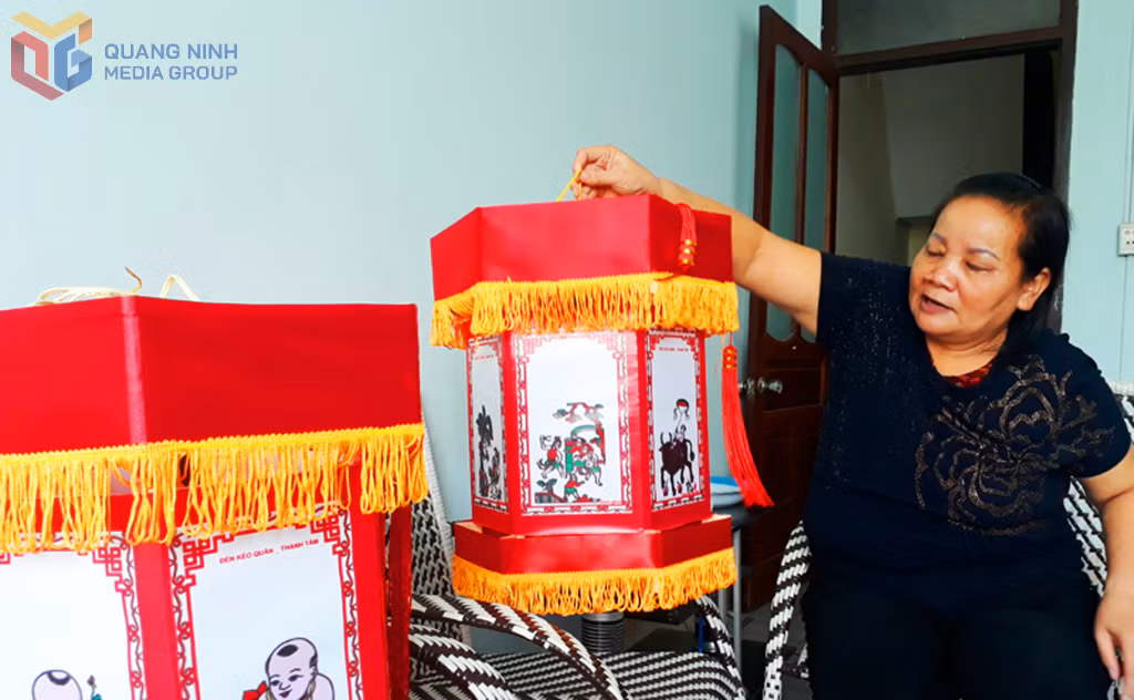 Các loại đèn Trung thu, in hoa văn mang đậm chất truyền thống vẫn được bà Thoa và con cháu làm vào mỗi dịp Trung thu.
