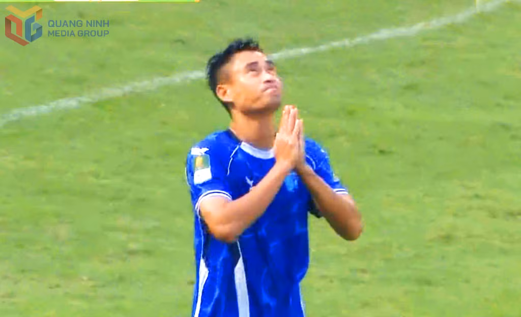 Minh Tuấn ghi điểm cho Quảng Ninh FC từ sớm nhưng từ chối ăn mừng khi ghi bàn vào lưới đội bóng cũ.