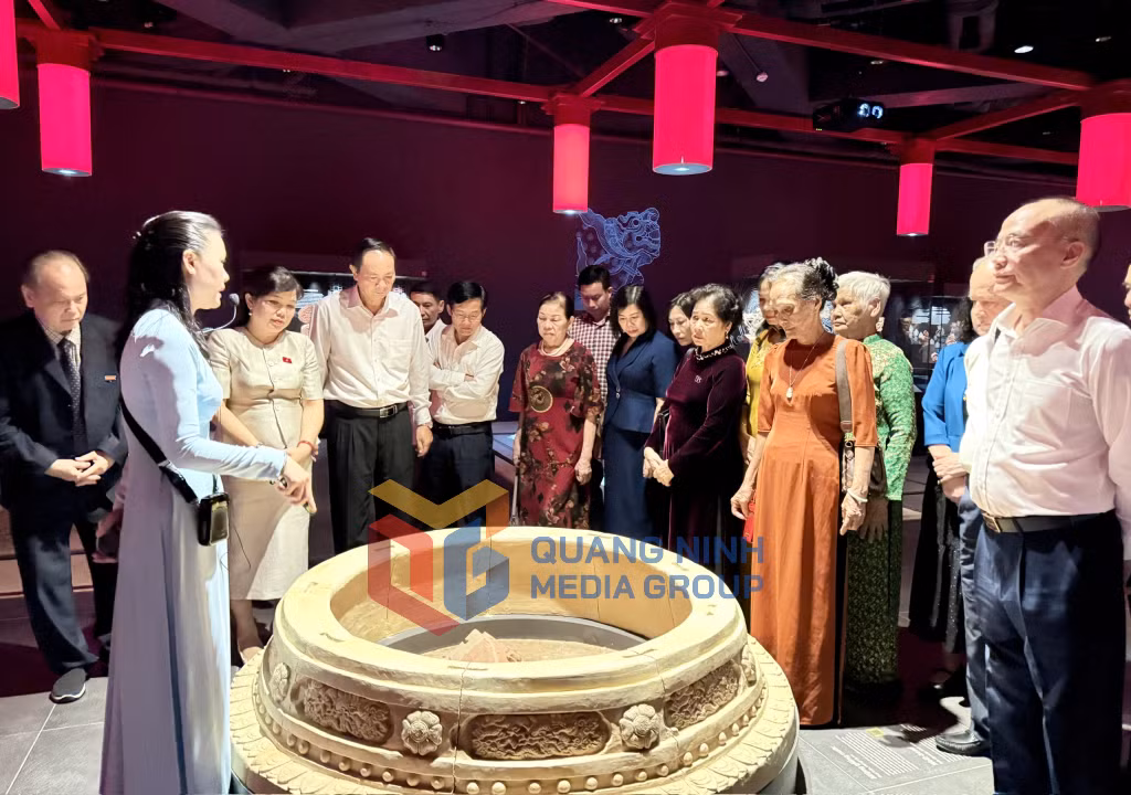 Các đại biểu tham quan Tòa nhà Quốc hội (9-2025). Ảnh: Mạnh Trường
