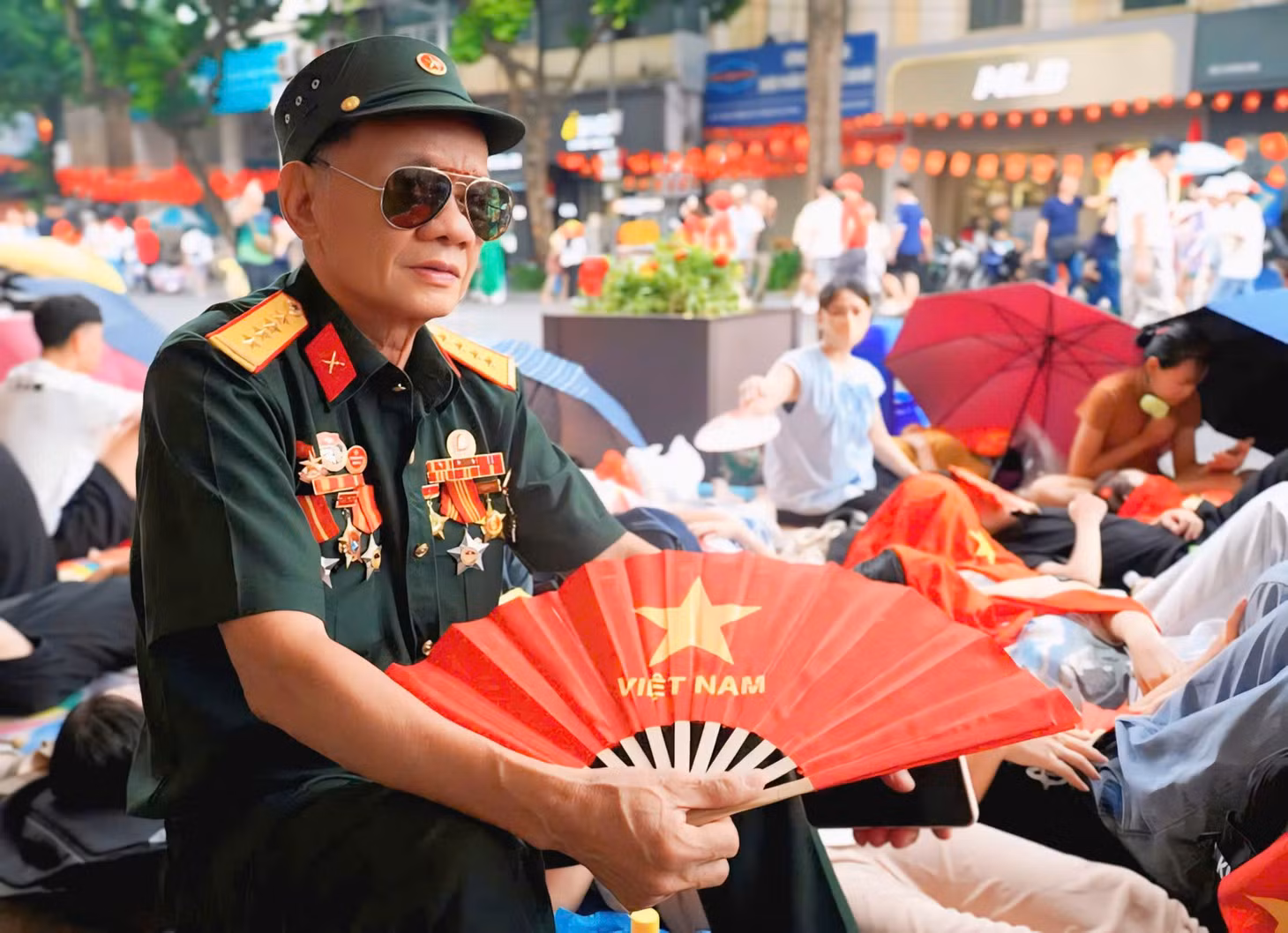 Cựu chiến binh Lê Hải Lưu tại Phố đi bộ Hoàn Kiếm. Ảnh: Hải Danh