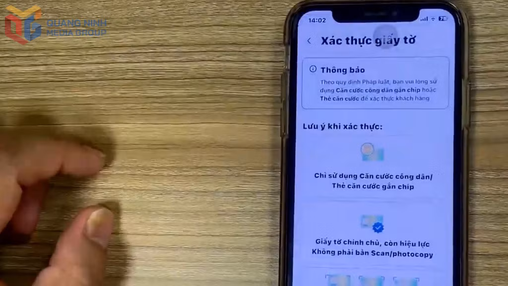 Người dân có thể tự chuyển đổi tài khoản thu phí sang tài khoản giao thông từ điện thoại di động.