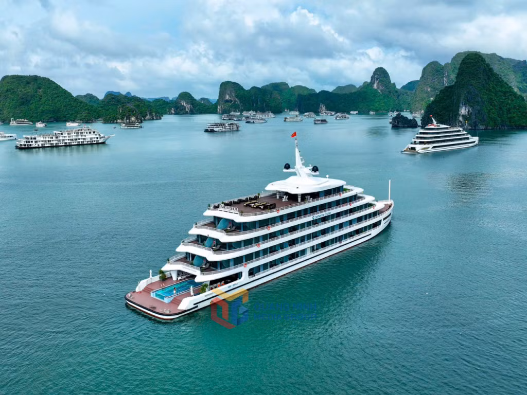 Tàu thăm vịnh tạo thêm điểm nhấn cho bức tranh thiên nhiên vịnh Hạ Long thêm sinh động, hấp dẫn.