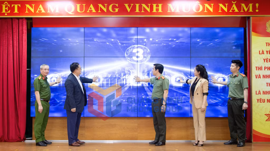 Các đại biểu bấm nút khởi động phong trào "Bình dân học vụ số" trong lực lượng công an Quảng Ninh (4-2025). Ảnh: Hằng Ngần