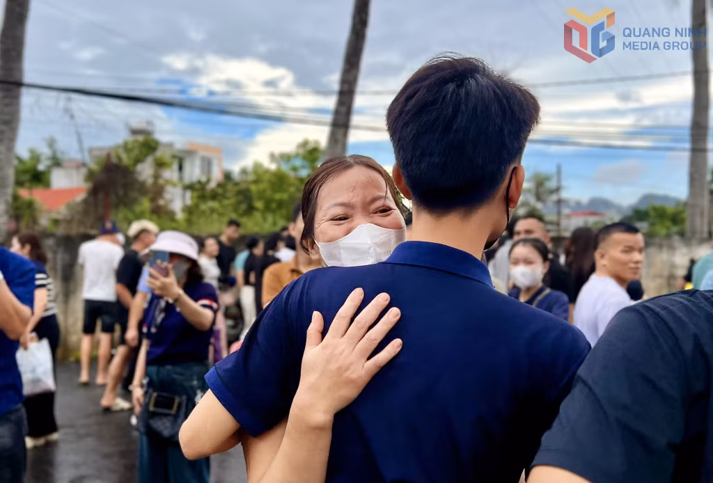 Người được đặc xá vỡ òa hạnh phúc trở về trong vòng tay gia đình.