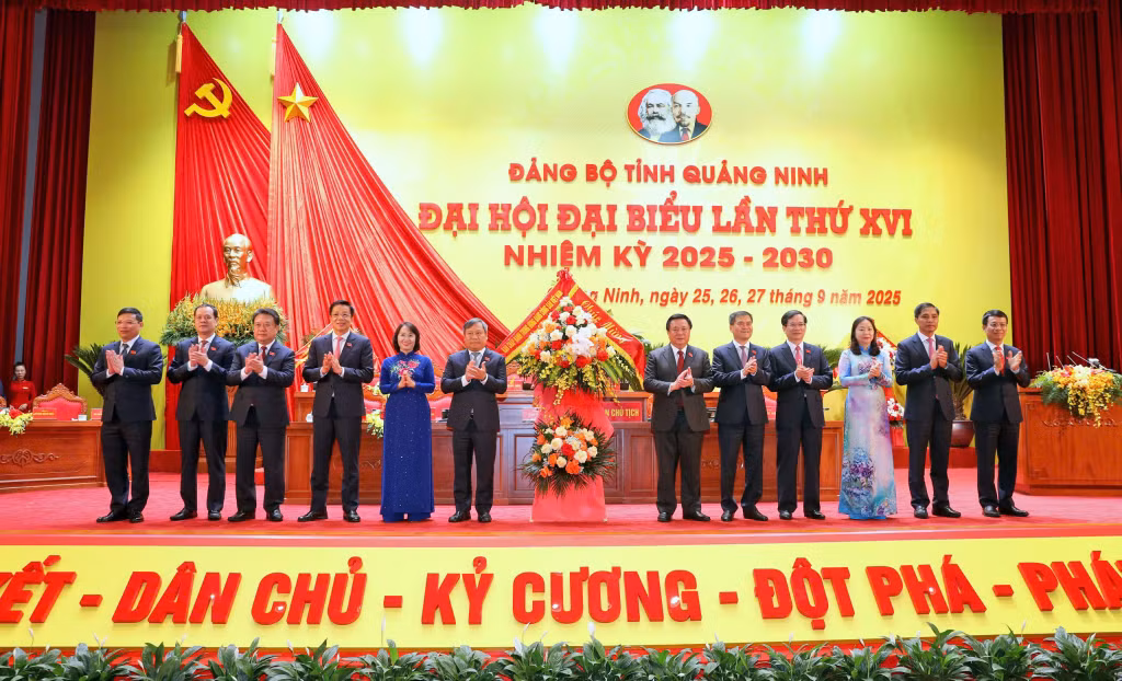 GS.TS Nguyễn Xuân Thắng, Ủy viên Bộ Chính trị, Bí thư Đảng ủy, Giám đốc Học viện Chính trị quốc gia Hồ Chí Minh, Chủ tịch Hội đồng Lý luận Trung ương, tặng hoa chúc mừng Đại hội.