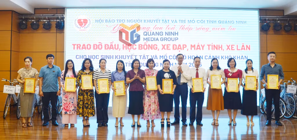 Hội Bảo trợ NKT-TMC tỉnh trao bảng ghi nhận tấm lòng nhân ái của các cơ quan, đơn vị, doanh nghiệp có tấm lòng nhân ái hỗ trợ người khuyết tật, trẻ mồ côi hoàn cảnh khó khăn tháng 8/2025.