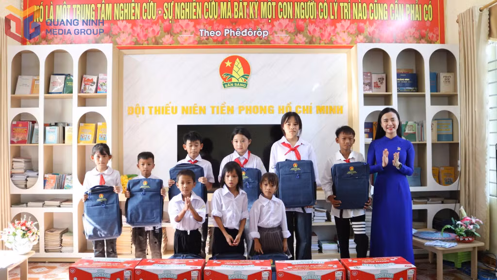 Đồng chí Nguyễn Phương Thảo, Bí thư Tỉnh Đoàn, Chủ tịch Hội đồng Đội tỉnh, trao tặng quà cho học sinh có hoàn cảnh khó khăn tại Trường Tiểu học và THCS Dực Yên nhân dịp năm học mới.