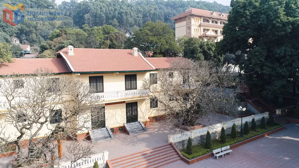 Tòa đại lý hành chính Cẩm Phả dưới thời thuộc Pháp, nay được trùng tu làm khu nhà lưu niệm vùng Than.&nbsp;