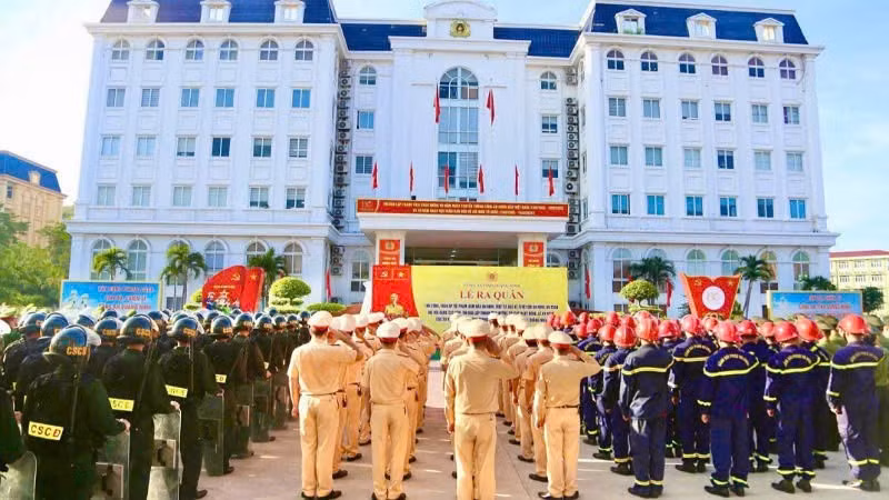 Ngày 4/8, Công an tỉnh Quảng Ninh tổ chức Lễ ra quân tấn công, trấn áp tội phạm, bảo đảm an ninh, trật tự; bảo vệ tuyệt đối an ninh, an toàn đại hội đảng các cấp; thi đua lập thành tích hướng tới các hoạt động, lễ kỷ niệm, các sự kiện chính trị quan trọng của đất nước.