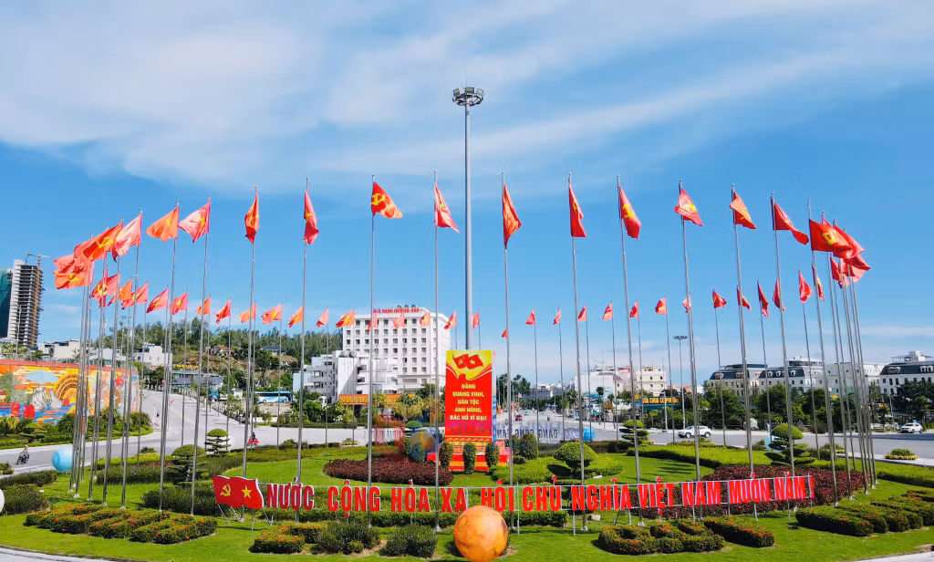 Các cửa ngõ, vòng xuyến, nút giao thông trên địa bàn tỉnh đều ngập trong sắc đỏ của cờ hoa.
