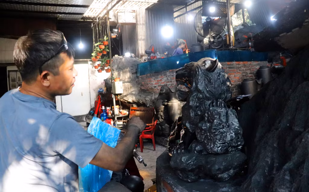 Điêu khắc than đá tạo ra các sản phẩm mang đậm bản sắc văn hóa Vùng mỏ.